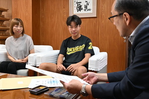 写真:大会での心情を話す大橋選手