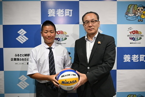 写真:川地町長に大会への抱負を話す西川選手