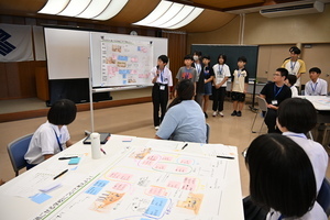 写真:アイデアを発表している様子