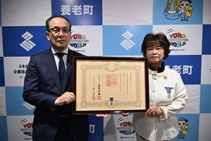 写真：受章を喜ぶ田中さん