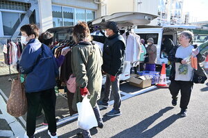 写真：マルシェで買い物と会話を楽しむ様子