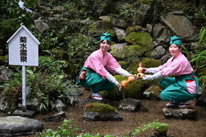 写真：若水取りの様子