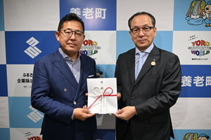 写真:寄附に込めた思いを話す上田代表取締役