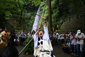 写真:破魔矢を射る修験者