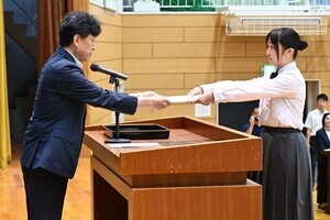 写真:指定書を受け取る髙木さん