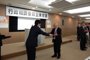 写真:感謝状を受け取る西脇さん