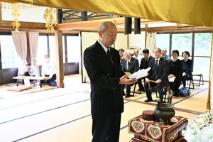写真:追悼の詞を送る青木会長