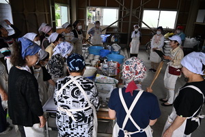 写真:炊き出し訓練の様子