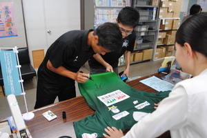 写真:FC岐阜のユニフォームにサインする福田選手