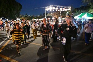 写真:仮装やコスプレをして盆踊りを楽しみました
