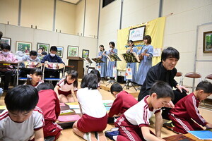 写真：ライブペインティングの様子