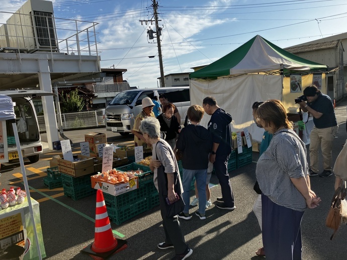 写真：第1回軽トラSDGsマルシェの様子1