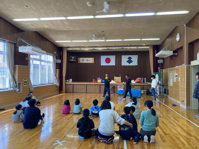 町で活躍するスポーツ推進委員が子どもたちにバルシューレを教える画像