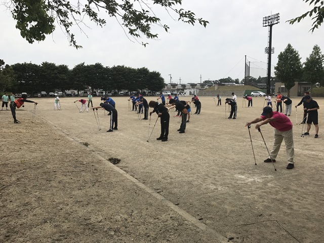 体育委員研修会でノルディックウォーキングを学んでいる画像